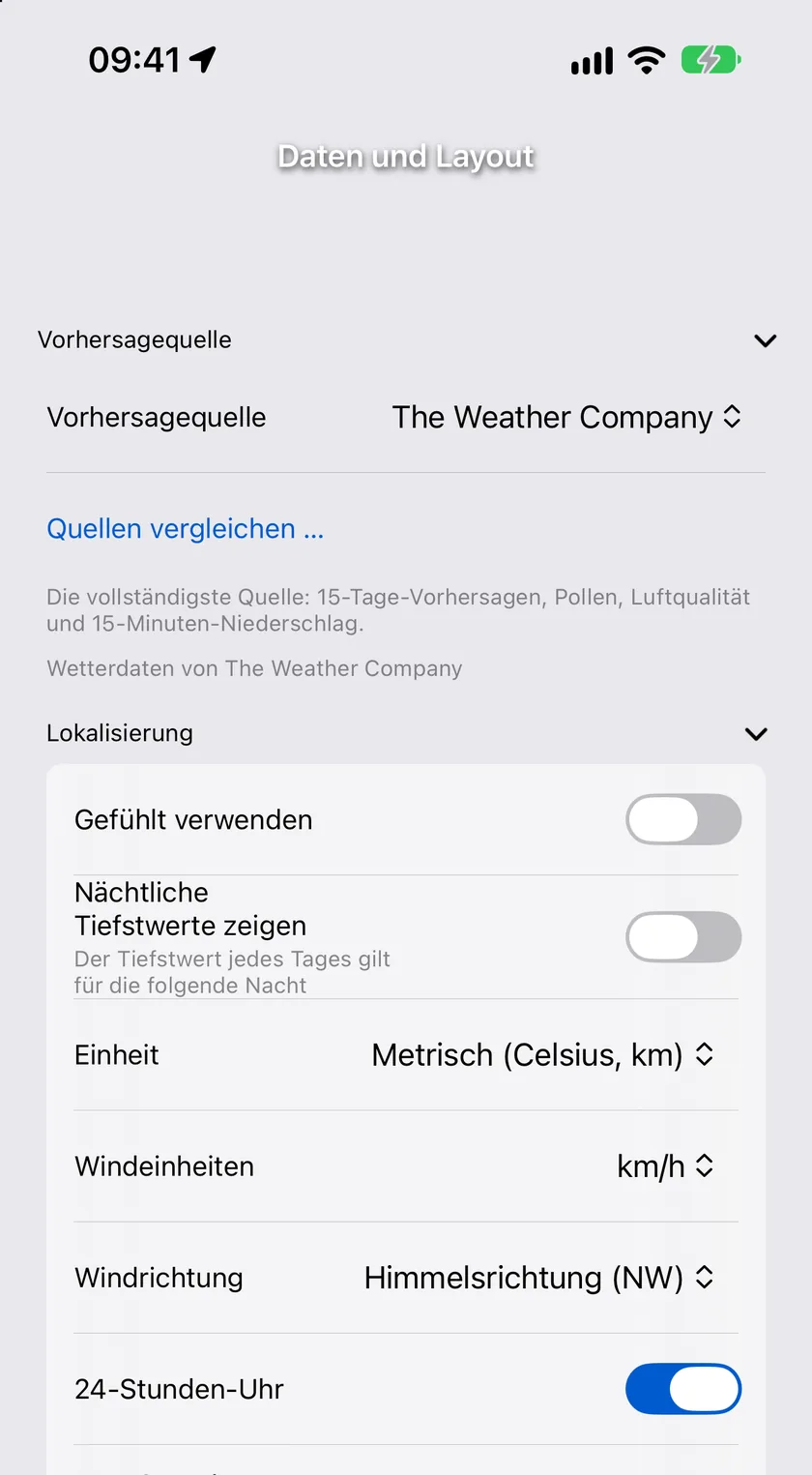 Der Bereich „Vorhersagequelle“ oben in „Daten und Layout“, die Auswahl auf The Weather Company gestellt, der Link „Quellen vergleichen …“ und der Hinweis, was die Quelle abdeckt, darunter der Bereich „Lokalisierung“.
