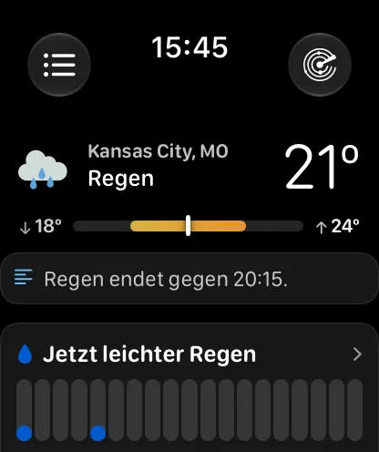 Der Hauptbildschirm der App auf der Apple Watch mit der Kopfzeile „Kompakt“: kein Himmel, eine knappe Zeile mit Wolkensymbol, Kansas City, bewölkt und 72 Grad, dann ein Spannenbalken, eine Übersichtskarte und eine Niederschlagskarte „Jetzt leichter Regen“.
