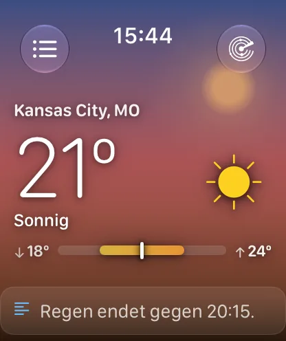 Der Hauptbildschirm der App auf der Apple Watch zur goldenen Stunde: der Himmel ein Verlauf aus Rosa und Bernstein mit warmer Sonnenscheibe, über Kansas City bei 72 Grad und sonnig.