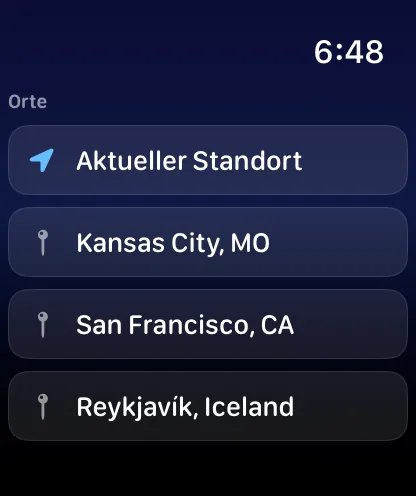 Die Ortsliste der Apple Watch mit der Überschrift „Orte“: eine Zeile „Aktueller Standort“ mit blauem Pfeil, dann Kansas City, MO mit einem goldenen Haus, San Francisco, CA mit einer grauen Stecknadel und Reykjavík, Island mit einer grauen Stecknadel.