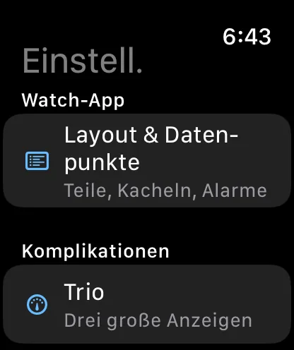 Der Bildschirm „Einstellungen“ der App auf der Apple Watch: ein Bereich „App für die Apple Watch“ mit „Layout & Datenpunkte“ und dem Untertitel „Bereiche, Kacheln, Alarme“, darunter beginnt der Bereich „Komplikationen“ mit „Trio, drei große Anzeigen“.
