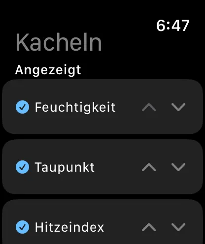Der Bildschirm „Kacheln“ auf der Apple Watch mit den Überschriften „Kacheln“ und „Angezeigt“, darunter Feuchtigkeit, Taupunkt und Hitzeindex, jeweils abgehakt und mit Pfeilen nach oben und unten.