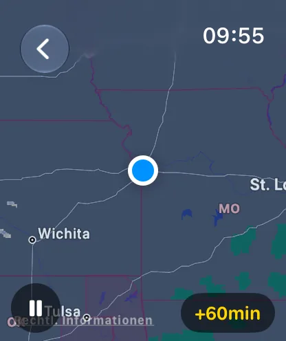 Die Radarkarte auf der Apple Watch, zentriert auf den Standort der Person, die sie trägt, mit der Wiedergabetaste und einer Zeitangabe von minus 55 Minuten.
