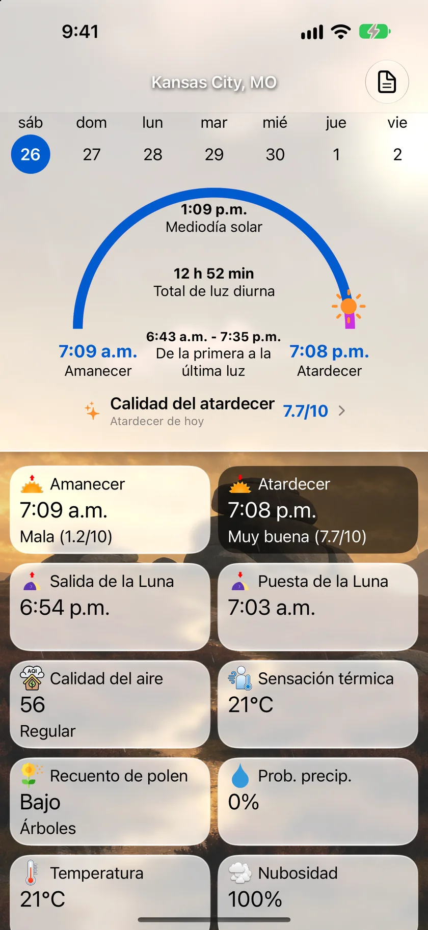 La pantalla de detalles de amanecer y atardecer con el arco solar, los horarios de amanecer y atardecer, la puntuación de calidad del atardecer y la cuadrícula de puntos de datos debajo.