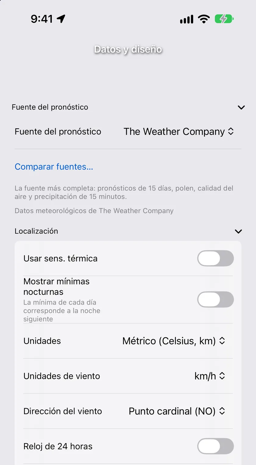 La sección Fuente del pronóstico en la parte superior de Datos y diseño, con el selector en The Weather Company, el enlace Comparar fuentes… y la nota que describe qué cubre la fuente, con la sección Idioma y región debajo.