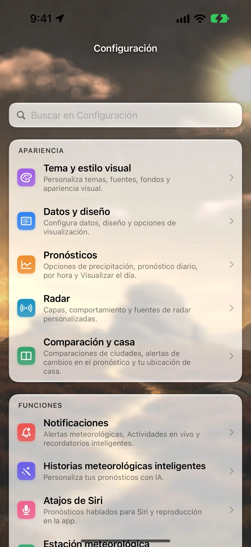 El centro de Configuración agrupado en Apariencia (Tema y estilo visual, Datos y diseño, Pronósticos, Radar, Comparación y casa), Funciones (Notificaciones, Historias meteorológicas inteligentes, Atajos de Siri) y Tu plan (Suscripción, que muestra Gold), con el grupo Dispositivos empezando debajo.
