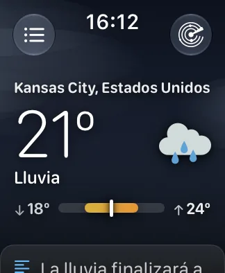 La misma pantalla principal en un Apple Watch SE de 40 mm, que muestra Kansas City a 72 grados y Nublado, con la barra de rango y la tarjeta de resumen perfectamente legibles.
