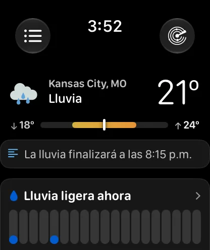 La pantalla principal de la app del reloj con el encabezado Compacto: sin cielo, una fila reducida con un ícono de nube, Kansas City, Nublado y 72 grados, y luego una barra de rango, una tarjeta de resumen y una tarjeta de precipitación que dice Lluvia ligera ahora.