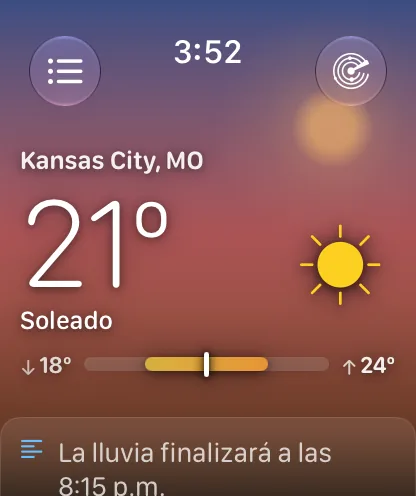 La pantalla principal de la app del reloj a la hora dorada, con el cielo en un degradado rosa y ámbar y un disco de sol cálido, sobre Kansas City a 72 grados y Soleado.