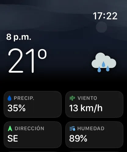 Una pantalla de detalle de las 5 p.m. bajo un cielo con tono: 72 grados con un ícono de parcialmente nublado, y luego mosaicos que dicen PRECIP. 2 por ciento, VIENTO 8 mph, DIRECCIÓN NNE y HUMEDAD 74 por ciento.