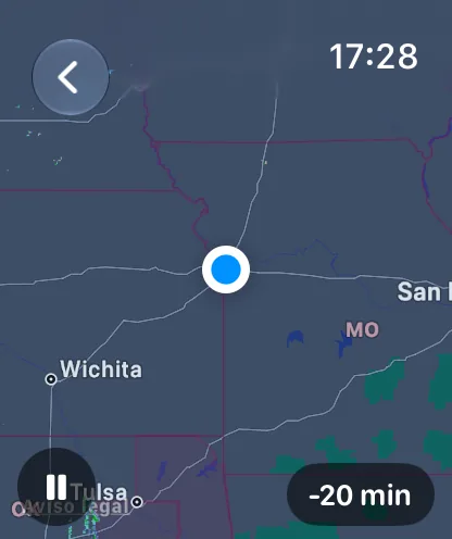 El mapa de radar del reloj centrado en la ubicación de quien lo lleva, con el botón de reproducir y pausar y una etiqueta de hora que indica menos 55 minutos.