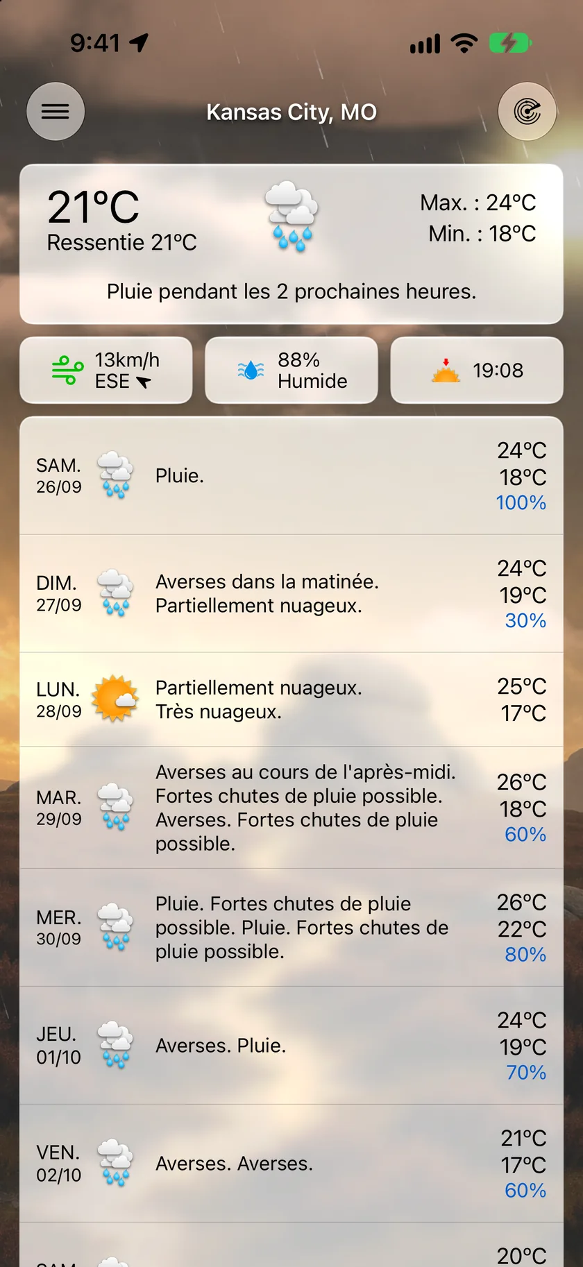 L’écran principal de Forecast Bar par une journée ensoleillée : carte des conditions actuelles, vignettes de données, dont les marées, et liste des prévisions quotidiennes.