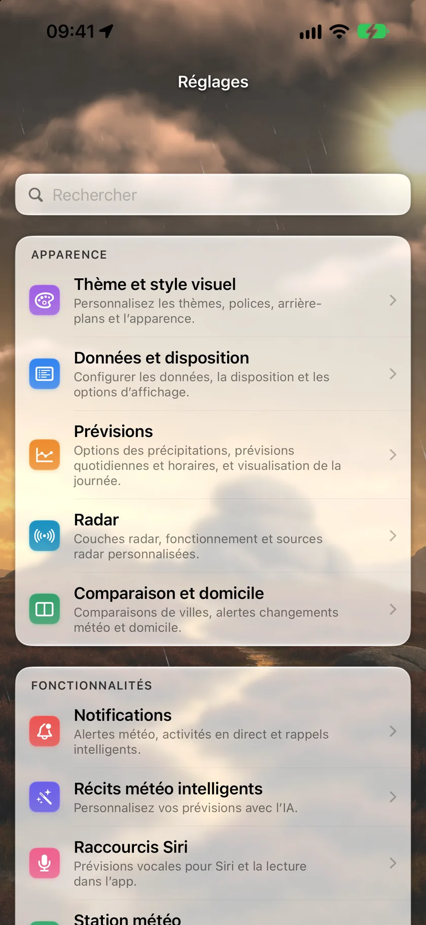 L’écran Réglages organisé en groupes : Apparence (Thème et style visuel, Données et disposition, Prévisions, Radar, Comparaison et domicile), Fonctionnalités (Notifications, Récits météo intelligents, Raccourcis Siri) et Votre formule (Abonnement, qui affiche Gold), avec le groupe Appareils qui commence en dessous.