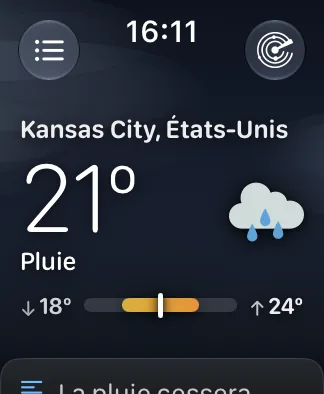 Le même écran principal sur une Apple Watch SE de 40 mm, affichant Kansas City à 72 degrés et Nuageux, avec la barre de plage et la carte de résumé parfaitement lisibles.