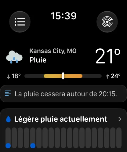 L’écran principal de l’app pour Apple Watch avec l’en-tête Compact : pas de ciel, une rangée serrée avec une icône de nuage, Kansas City, Nuageux et 72 degrés, puis une barre de plage, une carte de résumé et une carte de précipitations indiquant une pluie faible en ce moment.