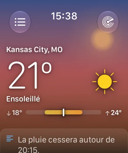 L’écran principal de l’app pour Apple Watch à l’heure dorée, le ciel en dégradé de rose et d’ambre avec un disque solaire chaleureux, au-dessus de Kansas City à 72 degrés et Ensoleillé.