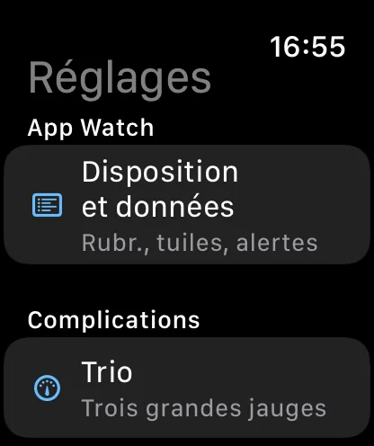 L’écran Réglages de l’app pour Apple Watch : une section App de la montre contenant Disposition et données, avec le sous-titre Sections, vignettes, alertes, et une section Complications qui commence en dessous avec Trio, Trois grandes jauges.