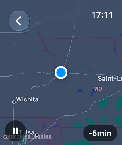 La carte radar de la montre centrée sur la position de l’utilisateur, avec le bouton lecture/pause et une pastille horaire indiquant moins 55 minutes.
