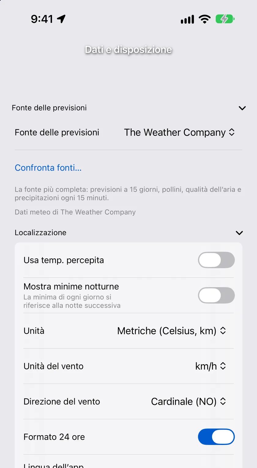 La sezione Fonte delle previsioni in cima a Dati e disposizione, con il selettore impostato su The Weather Company, il link Confronta fonti… e la nota che descrive cosa copre la fonte, con la sezione Lingua e zona sotto.