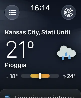 La stessa schermata principale su un Apple Watch SE da 40 mm, con Kansas City a 72 gradi e Nuvoloso, la barra dell’intervallo e la scheda di riepilogo tutte leggibili.
