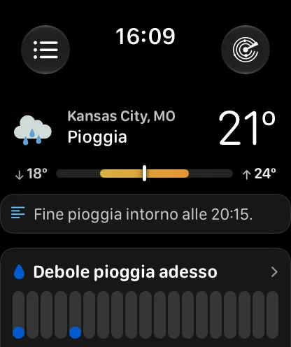 La schermata principale dell’app per Apple Watch con l’intestazione Compatto: nessun cielo, una riga compatta con l’icona di una nuvola, Kansas City, Nuvoloso e 72 gradi, poi una barra dell’intervallo, una scheda di riepilogo e una scheda delle precipitazioni che indica Pioggia debole adesso.