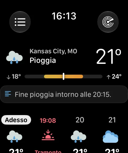 La schermata principale con il preset Colpo d’occhio: un’intestazione compatta con Kansas City, Nuvoloso e 72 gradi, una barra dell’intervallo, un riepilogo e la striscia oraria dalle 14:00 alle 17:00.