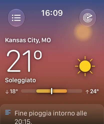 La schermata principale dell’app per Apple Watch all’ora dorata, il cielo in una sfumatura rosa e ambra con un caldo disco solare, su Kansas City a 72 gradi e Soleggiato.