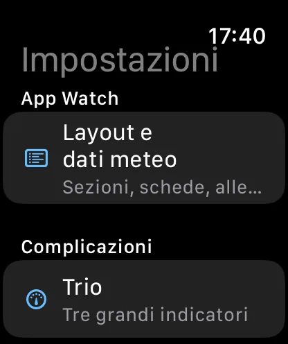 La schermata Impostazioni dell’app per Apple Watch: una sezione App dell’orologio con Layout e parametri, con il sottotitolo Sezioni, riquadri, notifiche, e sotto l’inizio di una sezione Complicazioni con Trio, Tre grandi indicatori.