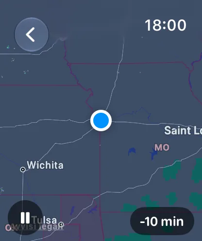Radar meteo animato su Apple Watch centrato sulla posizione di chi lo indossa, con un pulsante di riproduzione e un’etichetta dell’orario