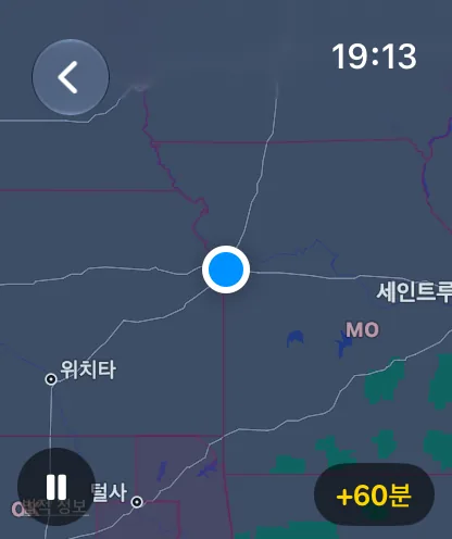 착용자의 위치를 중심으로 한 워치 레이더 지도. 재생/일시 정지 버튼과 55분 전을 나타내는 시간 표시가 있습니다.