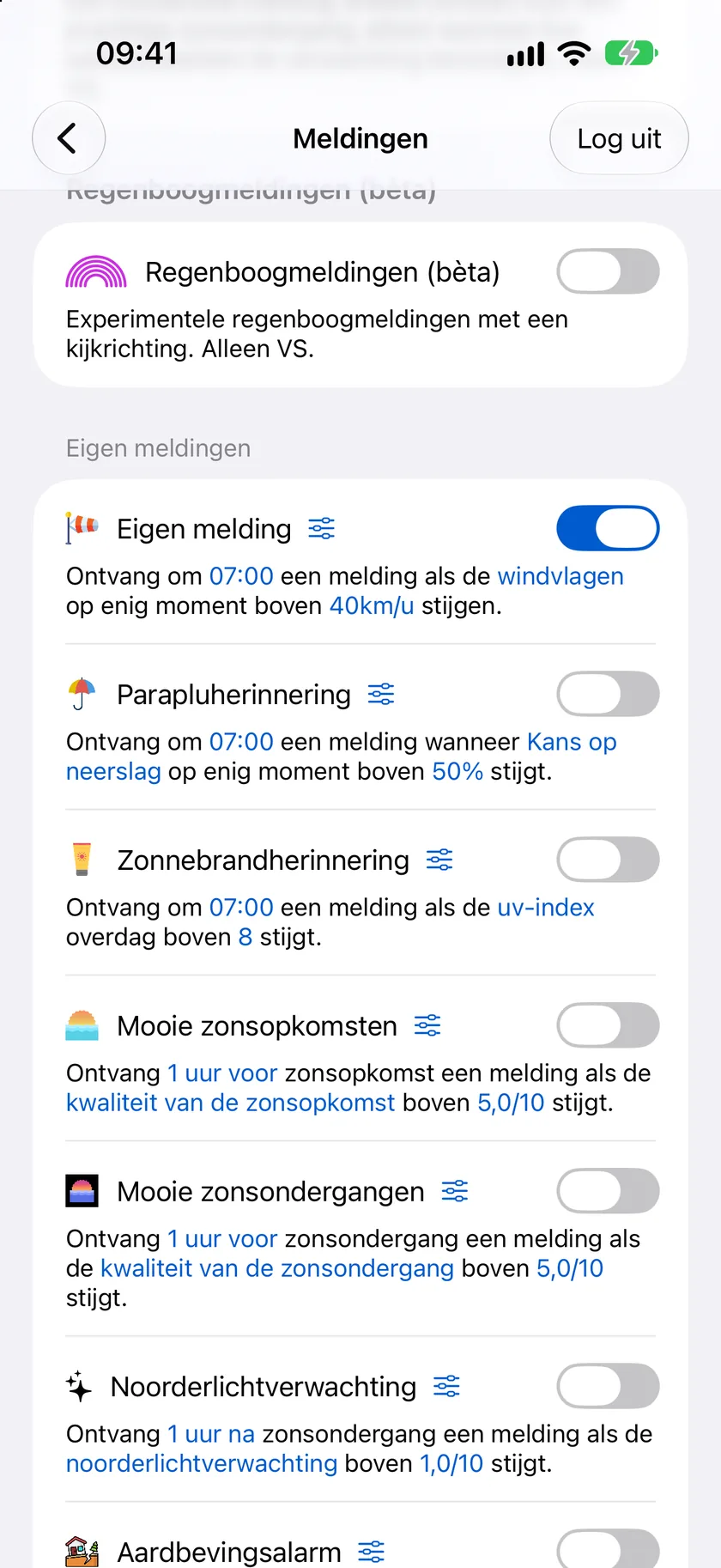 De lijst Eigen meldingen met Aardbevingsmelding, Mooie zonsondergangen, Zonnebrandherinnering, Paraplu-herinnering en een eigen melding voor windvlagen, elk met de regel in één zin samengevat.