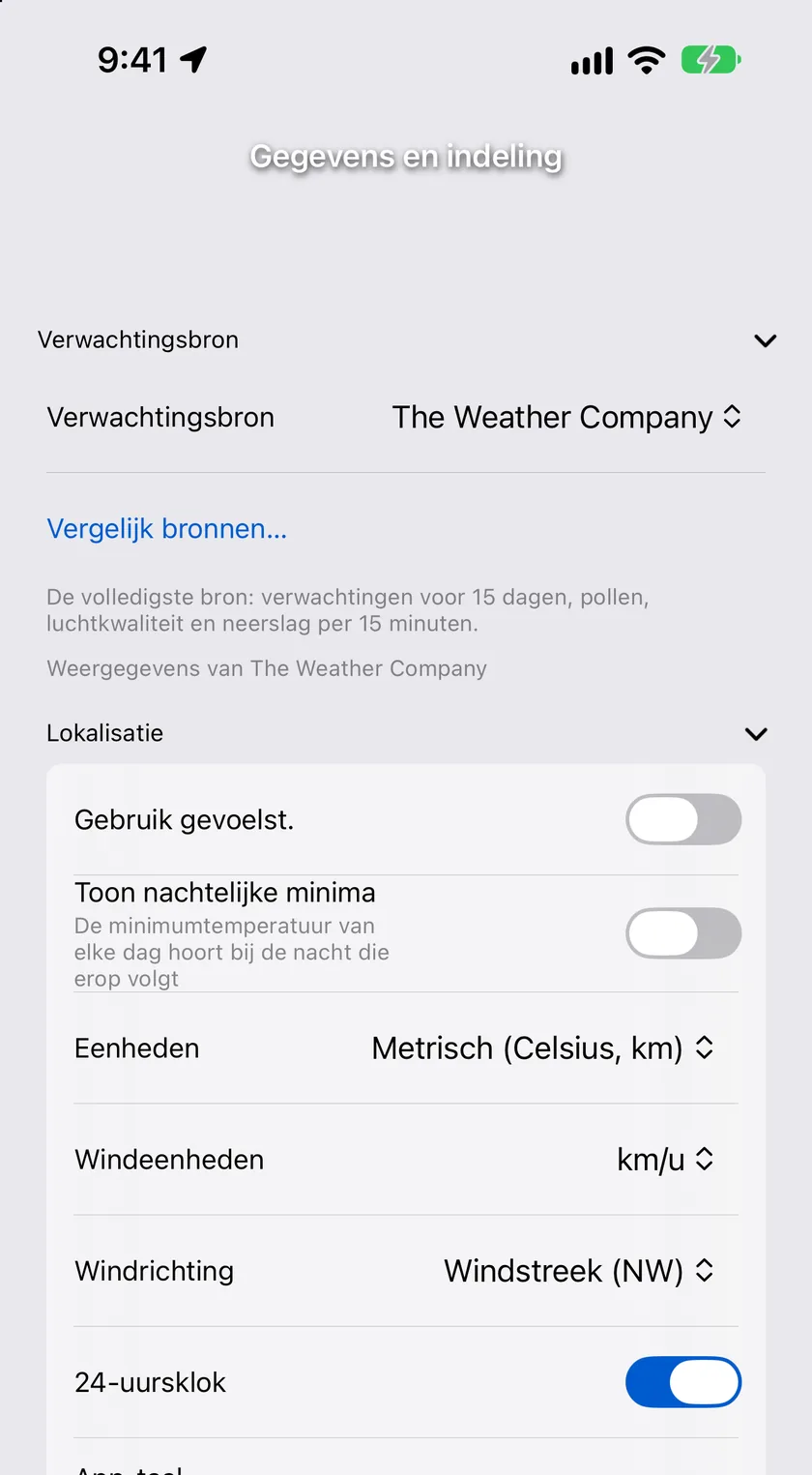 De sectie Verwachtingsbron bovenaan Gegevens en indeling, met de kiezer op The Weather Company, de link Vergelijk bronnen… en de opmerking over wat de bron dekt, met daaronder de sectie Lokalisatie.