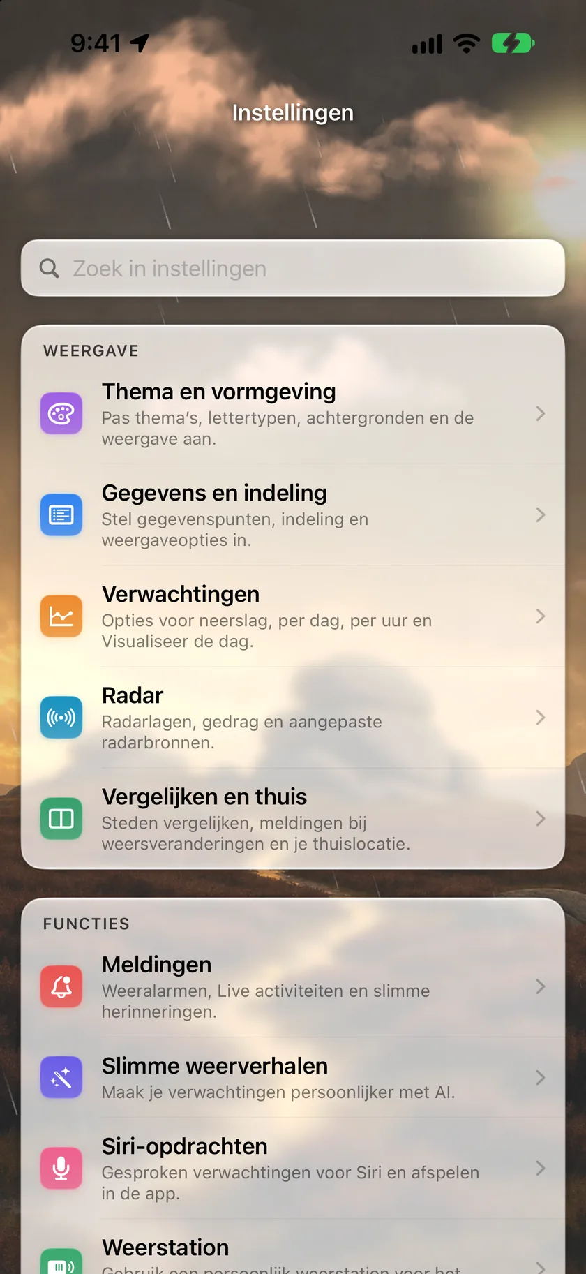 Het overzicht van Instellingen, gegroepeerd in Weergave (Thema en vormgeving, Gegevens en indeling, Verwachtingen, Radar, Vergelijken en thuis), Functies (Meldingen, Slimme weerverhalen, Siri-opdrachten) en Je abonnement (Abonnement, met Gold), met daaronder het begin van de groep Apparaten.