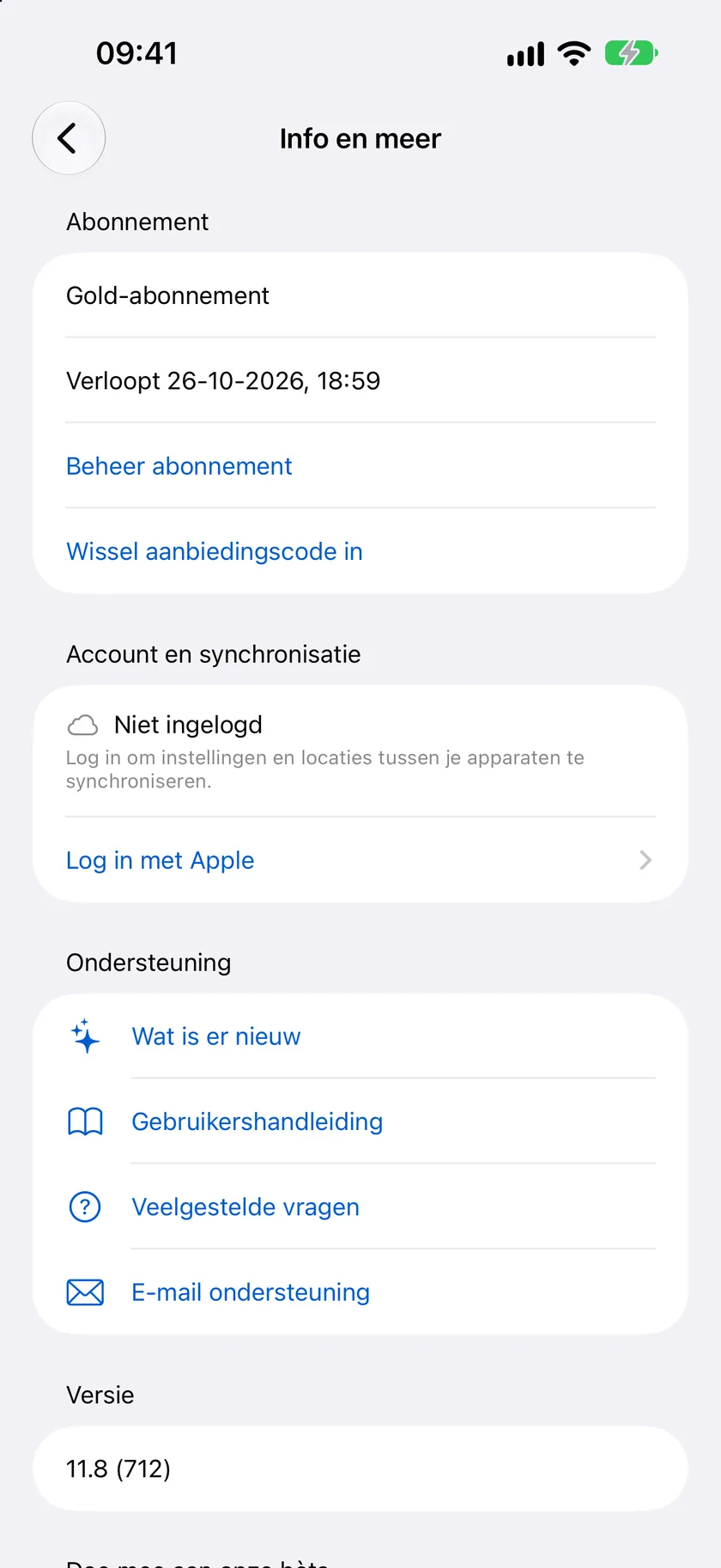 Het scherm 'Info en meer' met het gedeelte 'Account en synchronisatie', dat 'Log in met Apple' aanbiedt