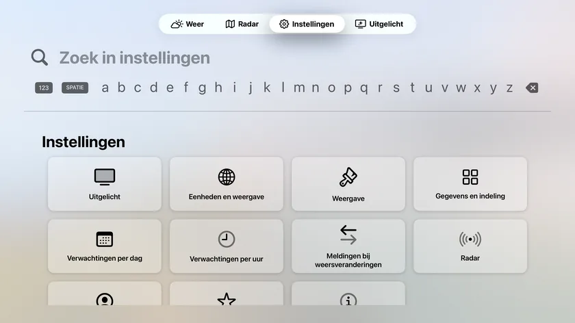 Het instellingenscherm op de Apple TV met elf tegels, van Uitgelicht tot Info en meer.
