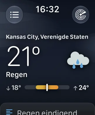 Hetzelfde hoofdscherm op een Apple Watch SE van 40 mm, met Kansas City op 72 graden en Zwaarbewolkt, waarbij de bereikbalk en de samenvattingskaart goed leesbaar zijn.