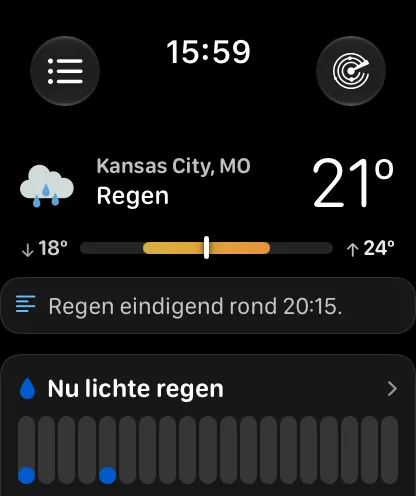 Het hoofdscherm van de Watch-app met de koptekst Compact — geen lucht, een compacte rij met een wolkensymbool, Kansas City, Zwaarbewolkt en 72 graden, daarna een bereikbalk, een samenvattingskaart en een neerslagkaart met Nu lichte regen.