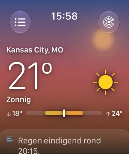 Het hoofdscherm van de Watch-app tijdens het gouden uur, de lucht een verloop van roze en amber met een warme zonneschijf, boven Kansas City op 72 graden en Zonnig.