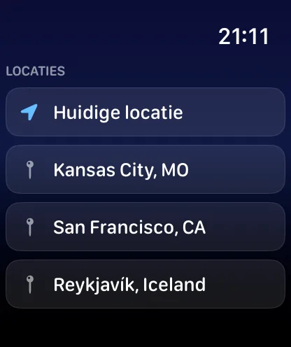 De locatielijst van de Watch, met de kop Locaties — een rij Huidige locatie met een blauwe pijl, dan Kansas City, MO met een gouden huisje, San Francisco, CA met een grijze speld en Reykjavík, IJsland met een grijze speld.