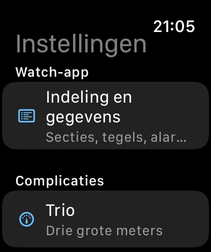 Het instellingenscherm van de Watch-app — een onderdeel Watch-app met Indeling en gegevens, met als ondertitel Onderdelen, tegels, meldingen, en daaronder het begin van een onderdeel Complicaties met Trio, Drie grote meters.