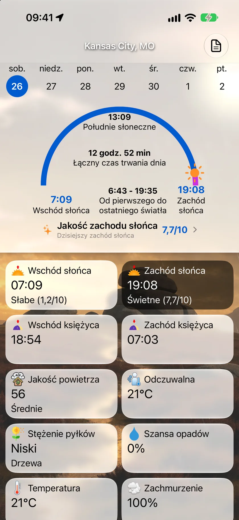 Ekran szczegółów wschodu i zachodu słońca z łukiem słońca, godzinami wschodu i zachodu, oceną jakości zachodu słońca i siatką wskaźników poniżej.