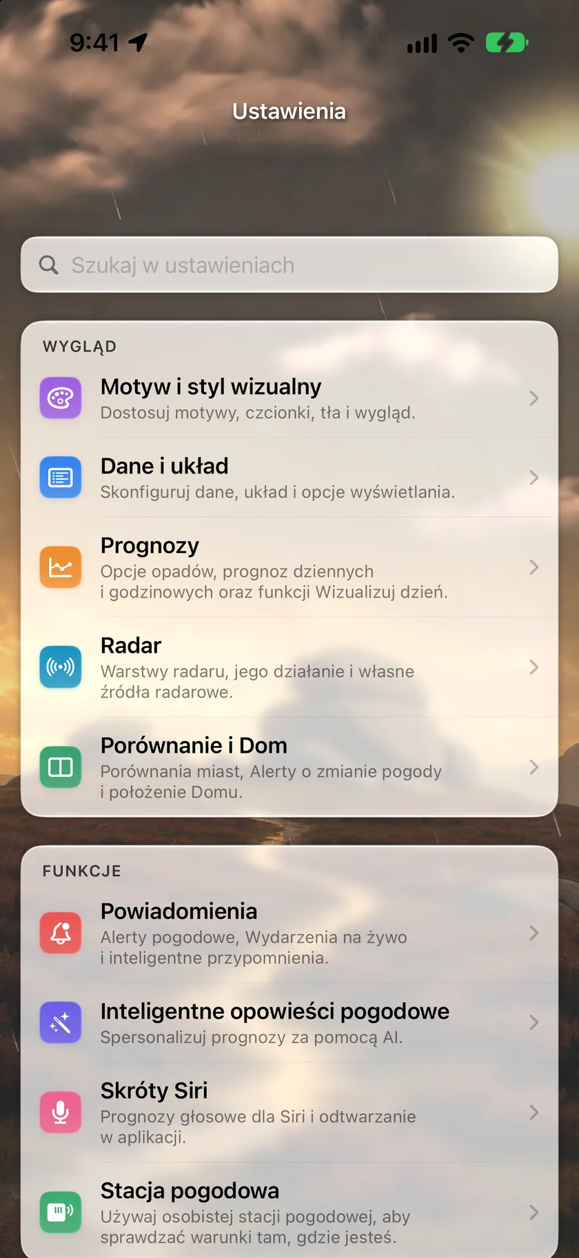 Ekran Ustawienia pogrupowany na Wygląd (Motyw i styl wizualny, Dane i układ, Prognozy, Radar, Porównanie i Dom), Funkcje (Powiadomienia, Inteligentne opowieści pogodowe, Skróty Siri) i Twój plan (Subskrypcja z planem Gold), a poniżej zaczyna się grupa Urządzenia.