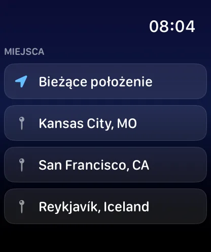 Lista miejsc na zegarku z nagłówkiem Miejsca — wiersz Bieżące położenie z niebieską strzałką, potem Kansas City, MO ze złotym domkiem, San Francisco, CA z szarą pinezką i Reykjavík, Islandia z szarą pinezką.