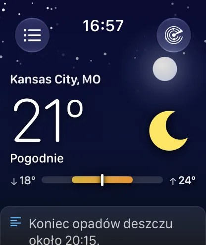Widok główny aplikacji na zegarek nocą: głębokie indygo usiane gwiazdami i świecąca tarcza księżyca nad Kansas City, 72 stopnie i pogodnie.