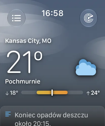 Widok główny pod zachmurzonym szaroniebieskim niebem z miękkimi pasmami mgiełki: Kansas City, MO, 64 stopnie i pochmurnie, oraz pasek zakresu ze strzałką w dół i 62 stopniami po lewej oraz strzałką w górę i 71 stopniami po prawej.