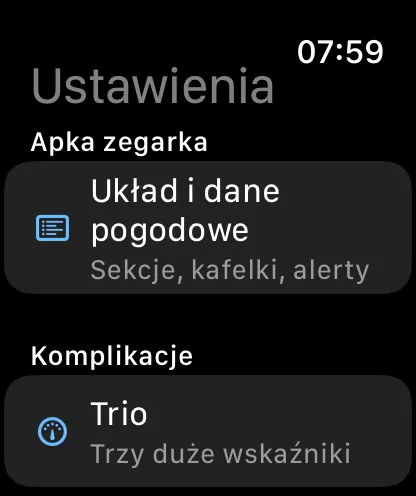 Ekran Ustawienia aplikacji na zegarek — sekcja Aplikacja na zegarek z pozycją Układ i wskaźniki z podpisem o sekcjach, kafelkach i alertach, a poniżej początek sekcji Komplikacje z pozycją Trio i opisem o trzech dużych miernikach.