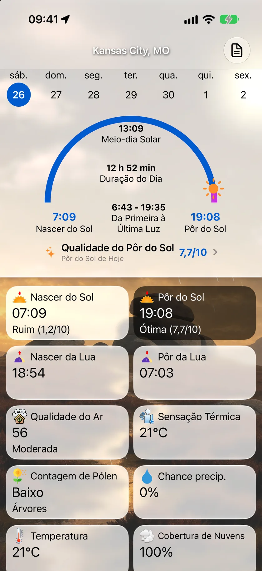 A tela de detalhes Nascer e Pôr do Sol com o arco solar, os horários do nascer e do pôr do sol, a nota de qualidade do pôr do sol e a grade de pontos de dados abaixo.