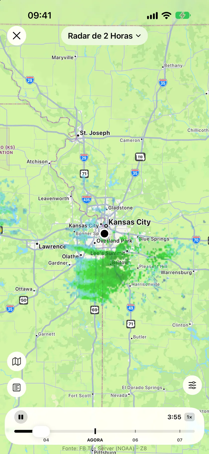 O radar em tela cheia sobre a Califórnia, com a linha do tempo, o botão de camadas, a velocidade de reprodução, o estilo do mapa, a legenda e os controles de raios e alertas.