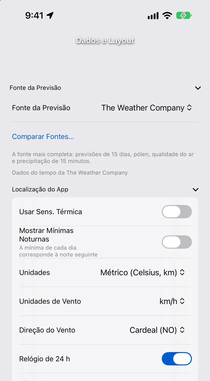 A seção Fonte da Previsão no topo de Dados e Layout, com o seletor definido como The Weather Company, o link Comparar Fontes… e a observação que descreve o que a fonte cobre, com a seção Idioma e Região logo abaixo.