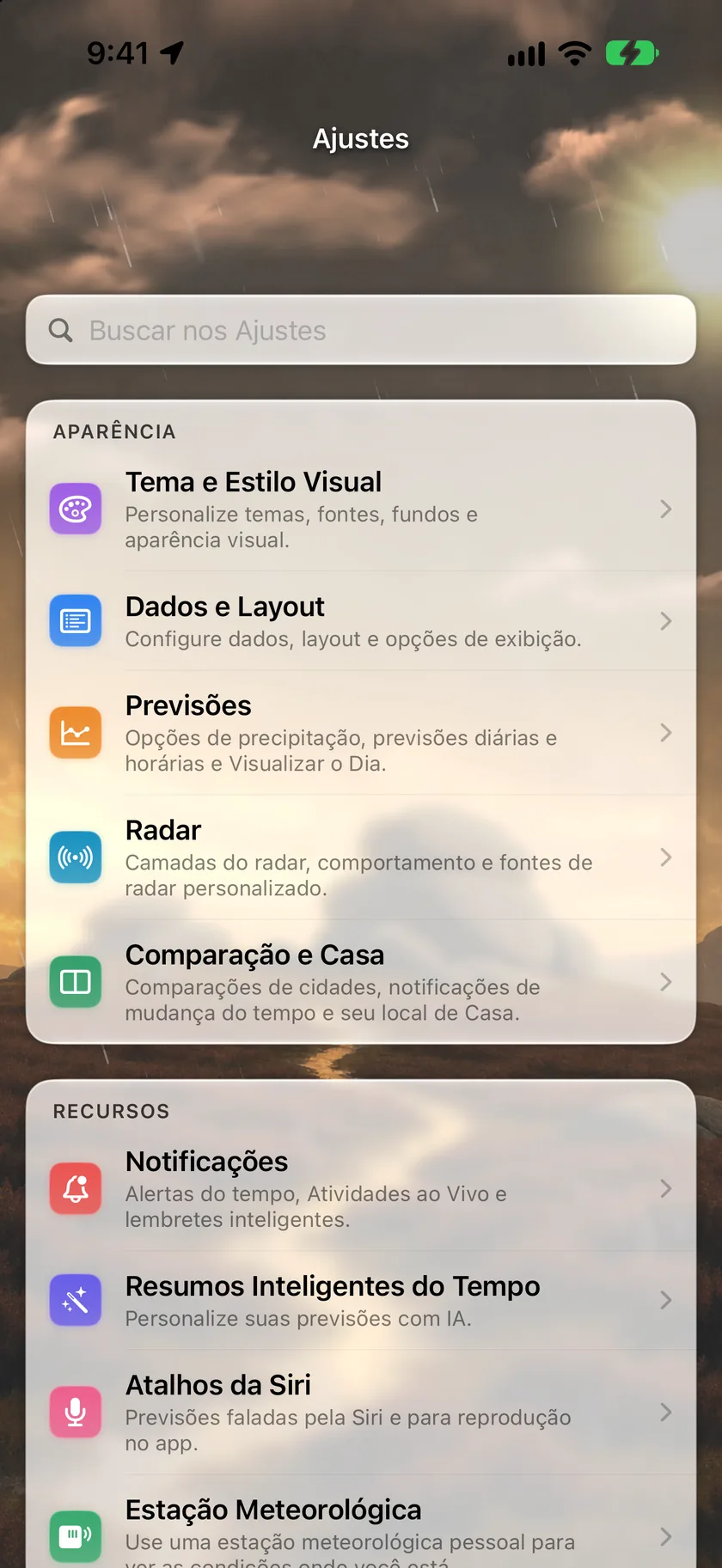 A tela de Ajustes agrupada em Aparência (Tema e Estilo Visual, Dados e Layout, Previsões, Radar, Comparação e Casa), Recursos (Notificações, Resumos Inteligentes do Tempo, Atalhos da Siri) e Seu Plano (Assinatura, mostrando Gold), com o grupo Dispositivos começando abaixo.